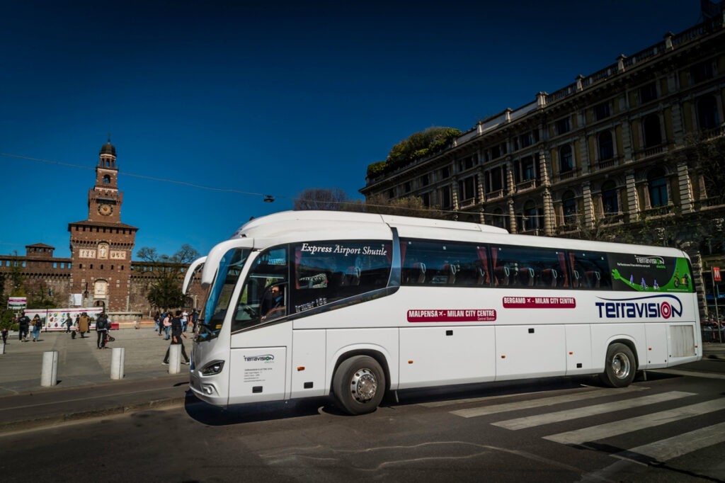 Autocar Terravision dans un environnement urbain de Milan