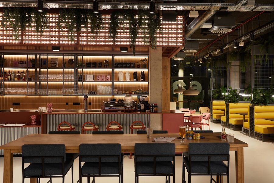 Workcafe di The Social Hub Barcelona con tavolo condiviso e bancone