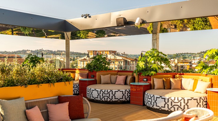 Rooftop di The Social Hub Florence Belfiore con verde e vista panoramica