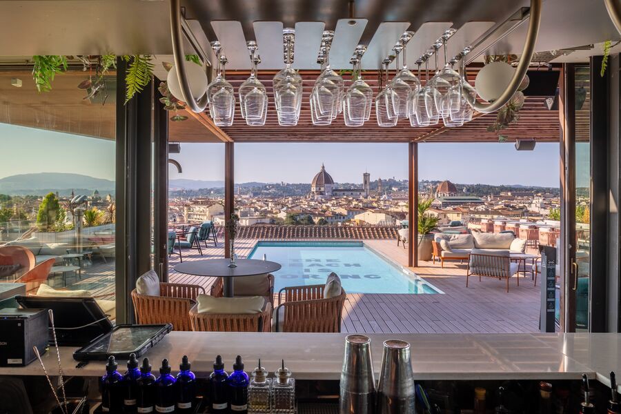 Rooftop bar di The Social Hub Florence con piscina e sedute lounge