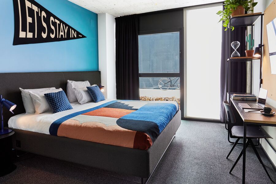 Camera contemporanea di The Social Hub Madrid con letto e zona lavoro