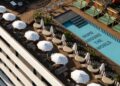 Piscina sul rooftop di The Social Hub Rome con lettini e vista urbana