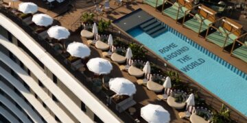 Piscina sul rooftop di The Social Hub Rome con lettini e vista urbana