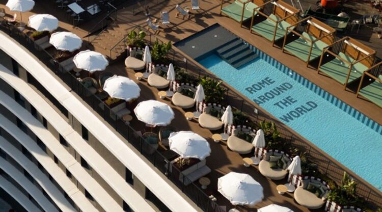 Piscina sul rooftop di The Social Hub Rome con lettini e vista urbana