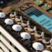 Piscina sul rooftop di The Social Hub Rome con lettini e vista urbana