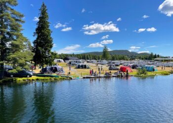 Campingplatz First Camp Lunde mit Landschaft am Telemarkkanal