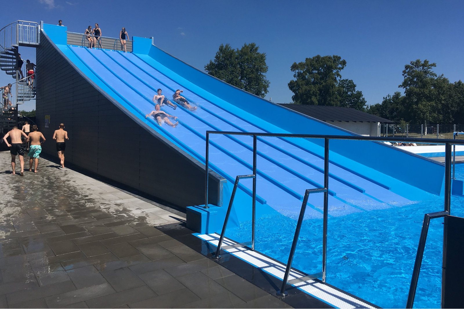 Wasserrutsche an einem Außenpool bei Hals Strand Camping
