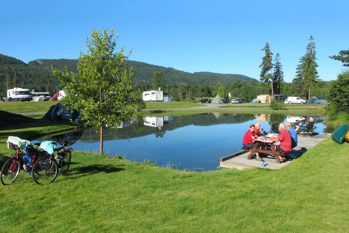 Teich und Picknickbereich auf dem Campingplatz First Camp Lunde