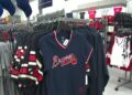 Ambiente de temporada de Atlanta Braves con productos de afición