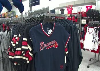 Ambiente de temporada de Atlanta Braves con productos de afición
