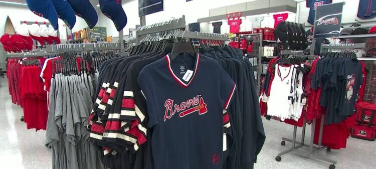 Ambiente de temporada de Atlanta Braves con productos de afición