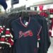 Ambiente de temporada de Atlanta Braves con productos de afición