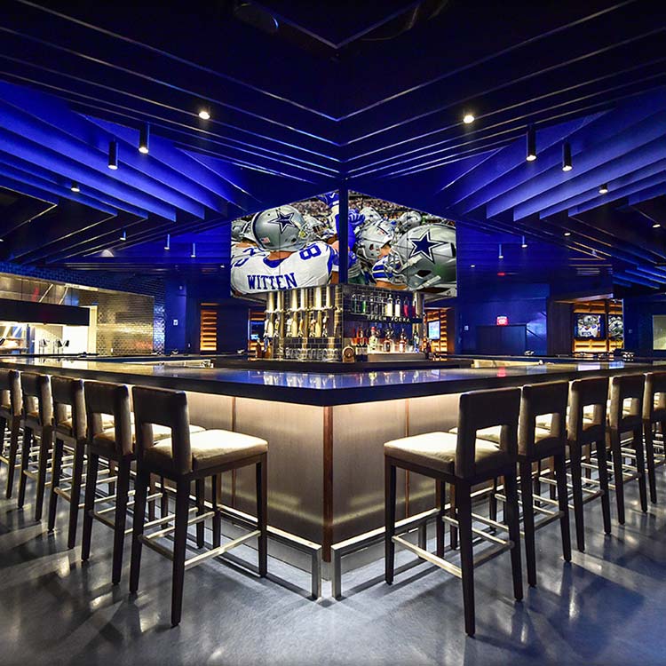 Bar e assentos do Stadium Club no AT&T Stadium