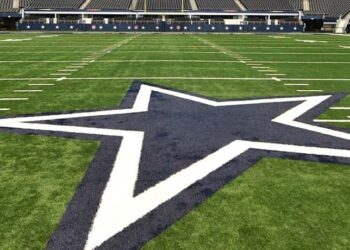 Campo de AT&T Stadium preparado para una experiencia de día de partido