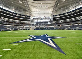 Campo do AT&T Stadium visto de dentro do estádio