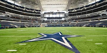 Campo do AT&T Stadium visto de dentro do estádio