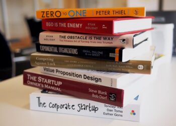 Pile de livres posée sur une table dans un intérieur lumineux