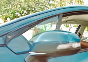 Conducteur au volant d une voiture bleue pour illustrer l assurance auto Axa