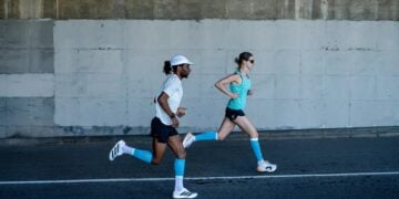 Zwei Läufer unter einer Brücke in Compressport Laufbekleidung
