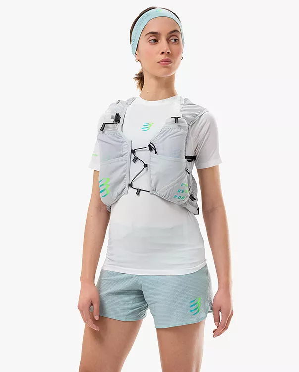 Läuferin in Compressport Sportbekleidung beim Trailrunning