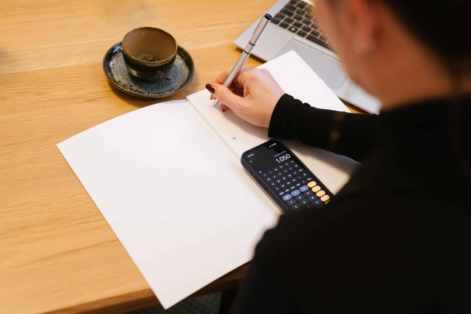 Person arbeitet an einem Tisch
