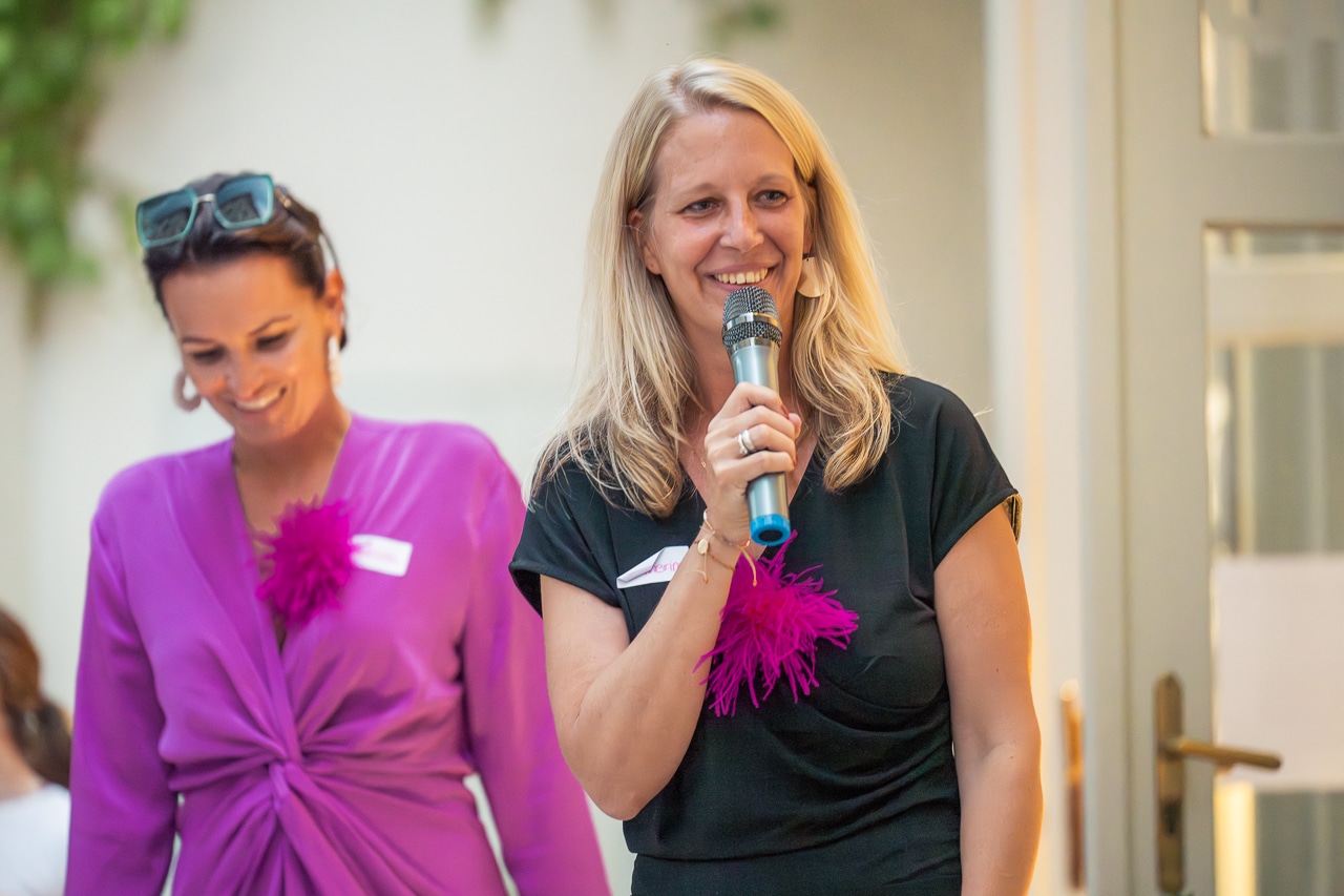 Menschen im Austausch bei einem HR-Networking-Event