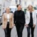 Drei Frauen gehen gemeinsam durch eine Straße