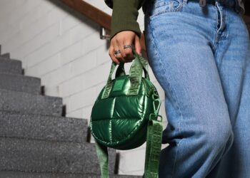 Fresh 'n Rebel Coze tas in een mobiele lifestyle-scene
