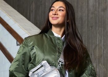 Femme portant un sac métallique dans une scène colorée Fresh 'n Rebel