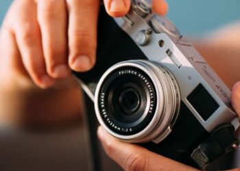 Fujifilm-camera in een lifestyle-scene