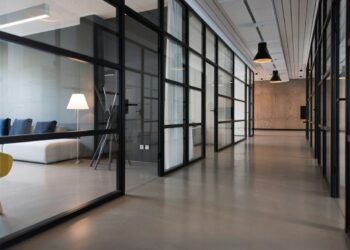Modern kontorshall med glasväggar
