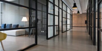 Modern kontorshall med glasväggar