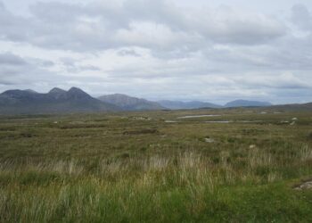 Paysage de montagnes et de tourbière dans le Connemara