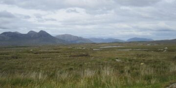 Paysage de montagnes et de tourbière dans le Connemara