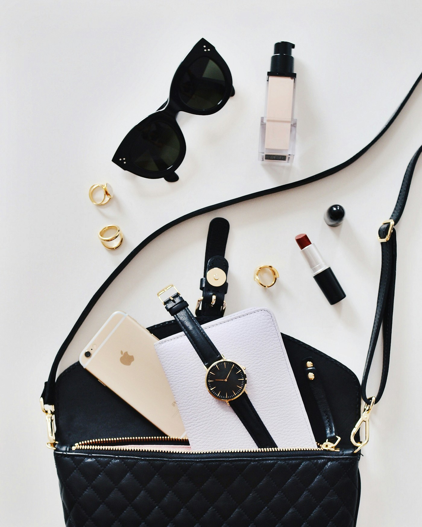 Accessori moda disposti su una superficie neutra