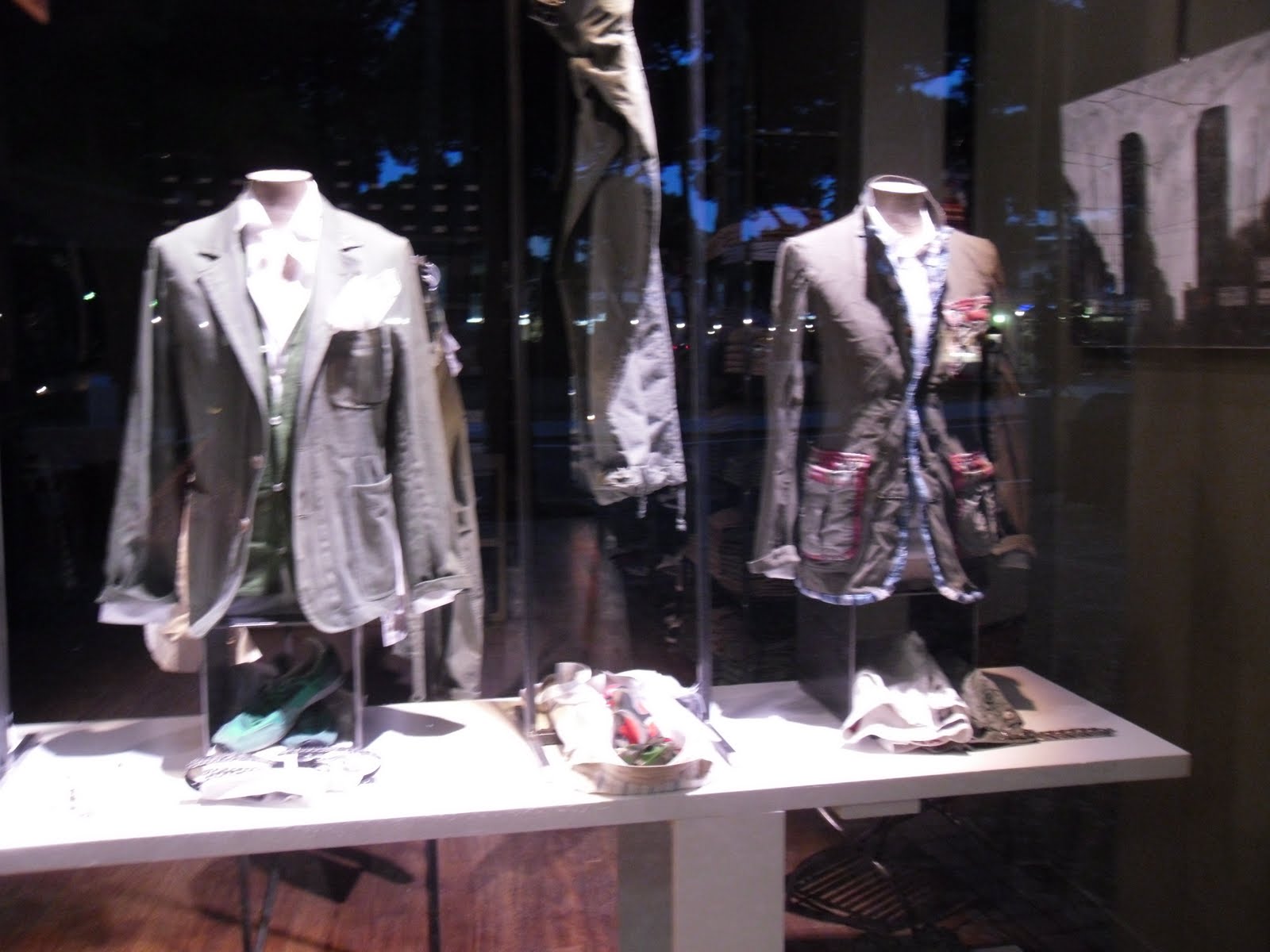 Julian Fashion klassisches Schaufenster mit Blazern, Hemden und grünen Schuhen