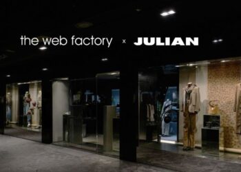 Julian Fashion Schaufenster mit neutral gestylten Looks in einer modernen Passage