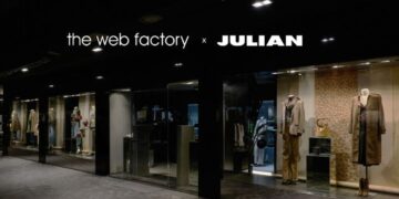 Julian Fashion Schaufenster mit neutral gestylten Looks in einer modernen Passage