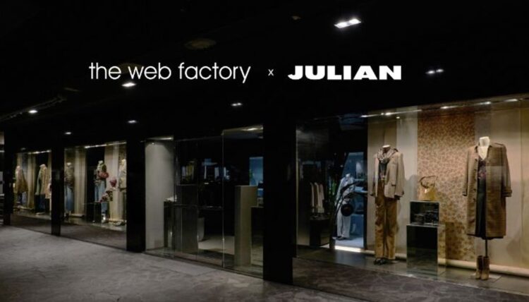 Julian Fashion Schaufenster mit neutral gestylten Looks in einer modernen Passage