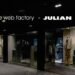 Julian Fashion Schaufenster mit neutral gestylten Looks in einer modernen Passage