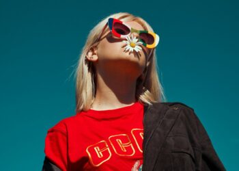 Donna con occhiali da sole colorati in un look di moda