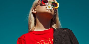 Donna con occhiali da sole colorati in un look di moda