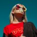 Donna con occhiali da sole colorati in un look di moda