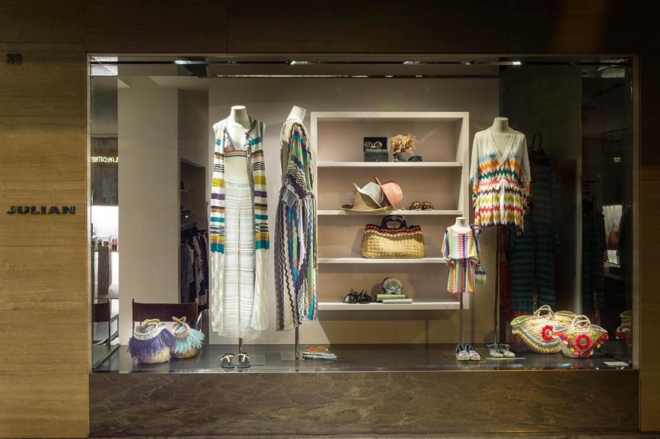 Julian Fashion Sommer-Schaufenster mit gestreiften Looks, Strohhüten und Tasche