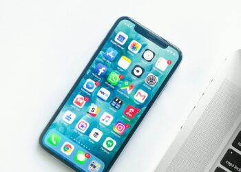 Smartphone moderno utilizzato per la navigazione mobile