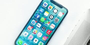Smartphone moderno utilizzato per la navigazione mobile