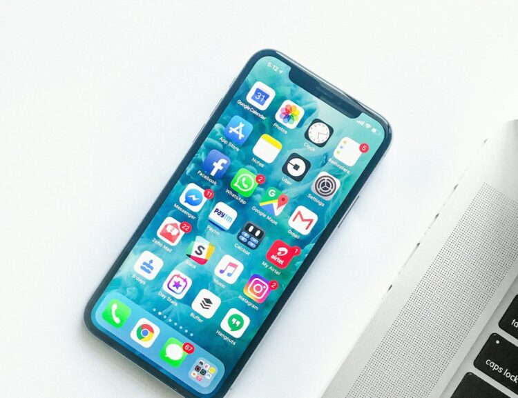Smartphone moderno utilizzato per la navigazione mobile