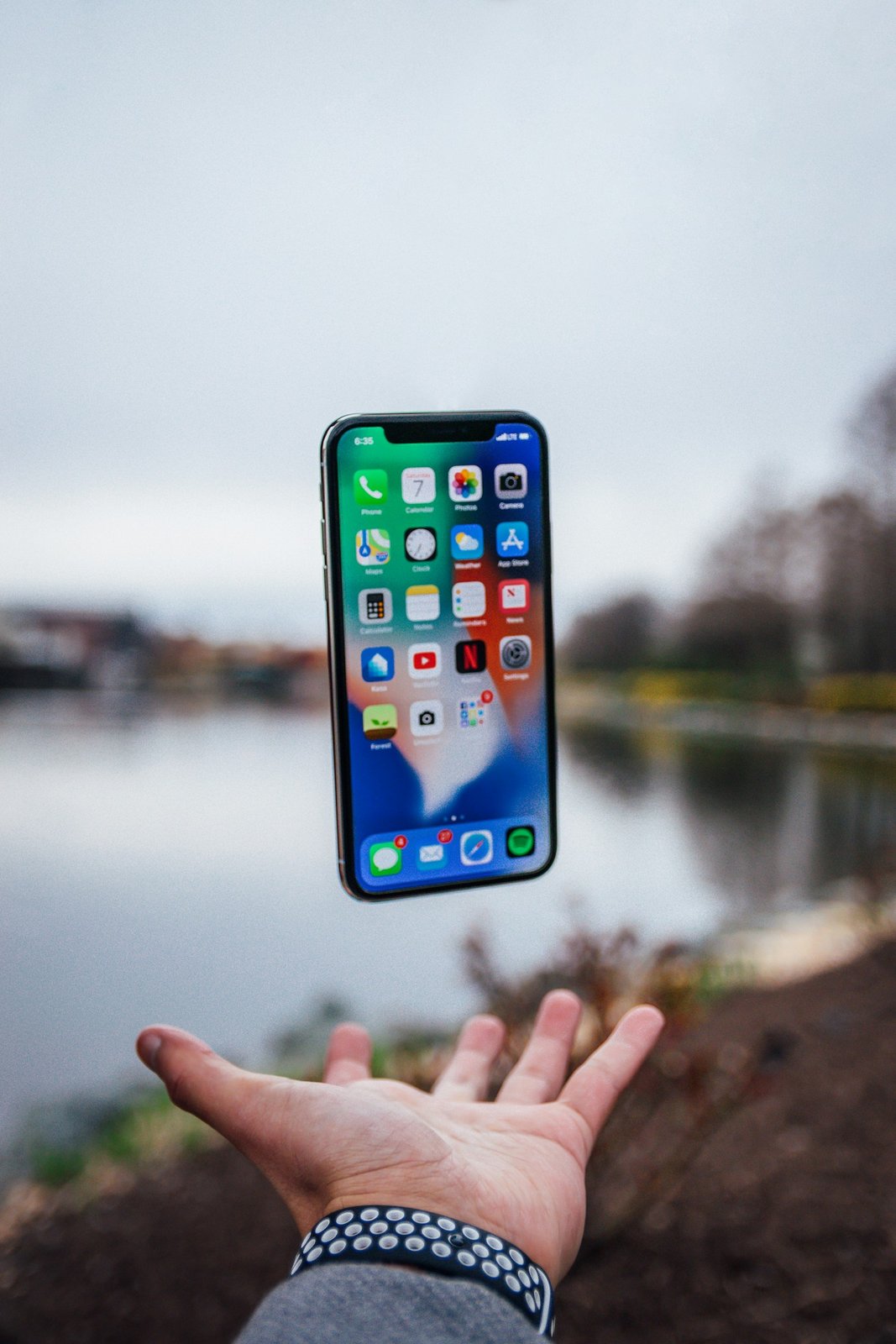 Smartphone appoggiato su una superficie chiara