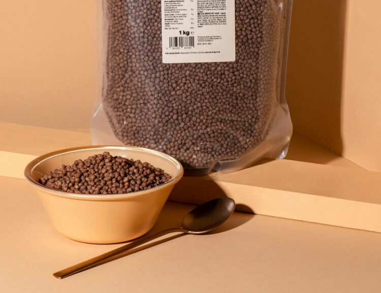 Soja Protein Crispies mit Kakao in Schale und Verpackung