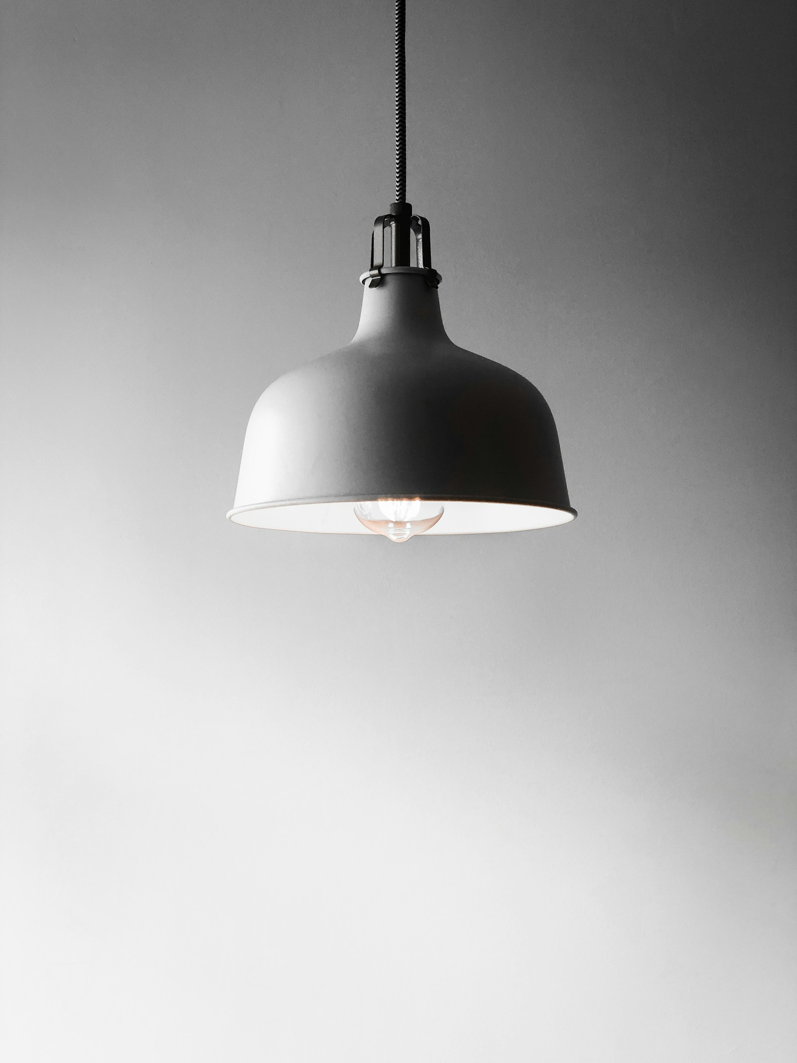 Närbild av en dekorativ lampa i en hemmiljö